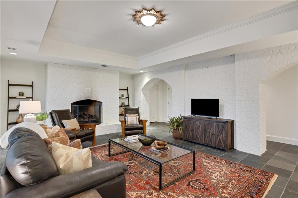 2000 Long Hollow Lane