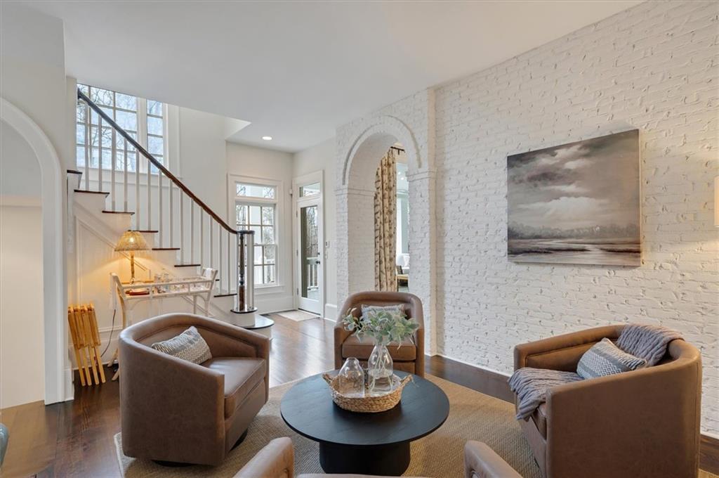 2000 Long Hollow Lane