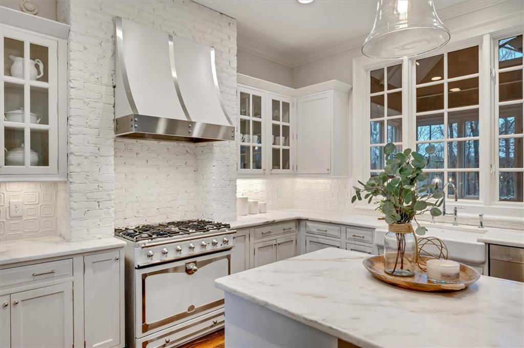 2000 Long Hollow Lane