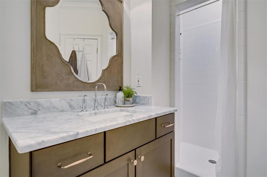 2000 Long Hollow Lane