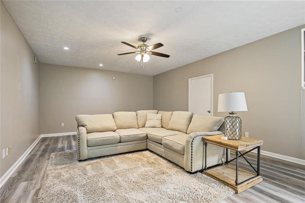 785 E Hembree Crossing