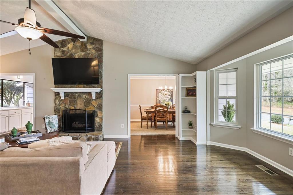 785 E Hembree Crossing