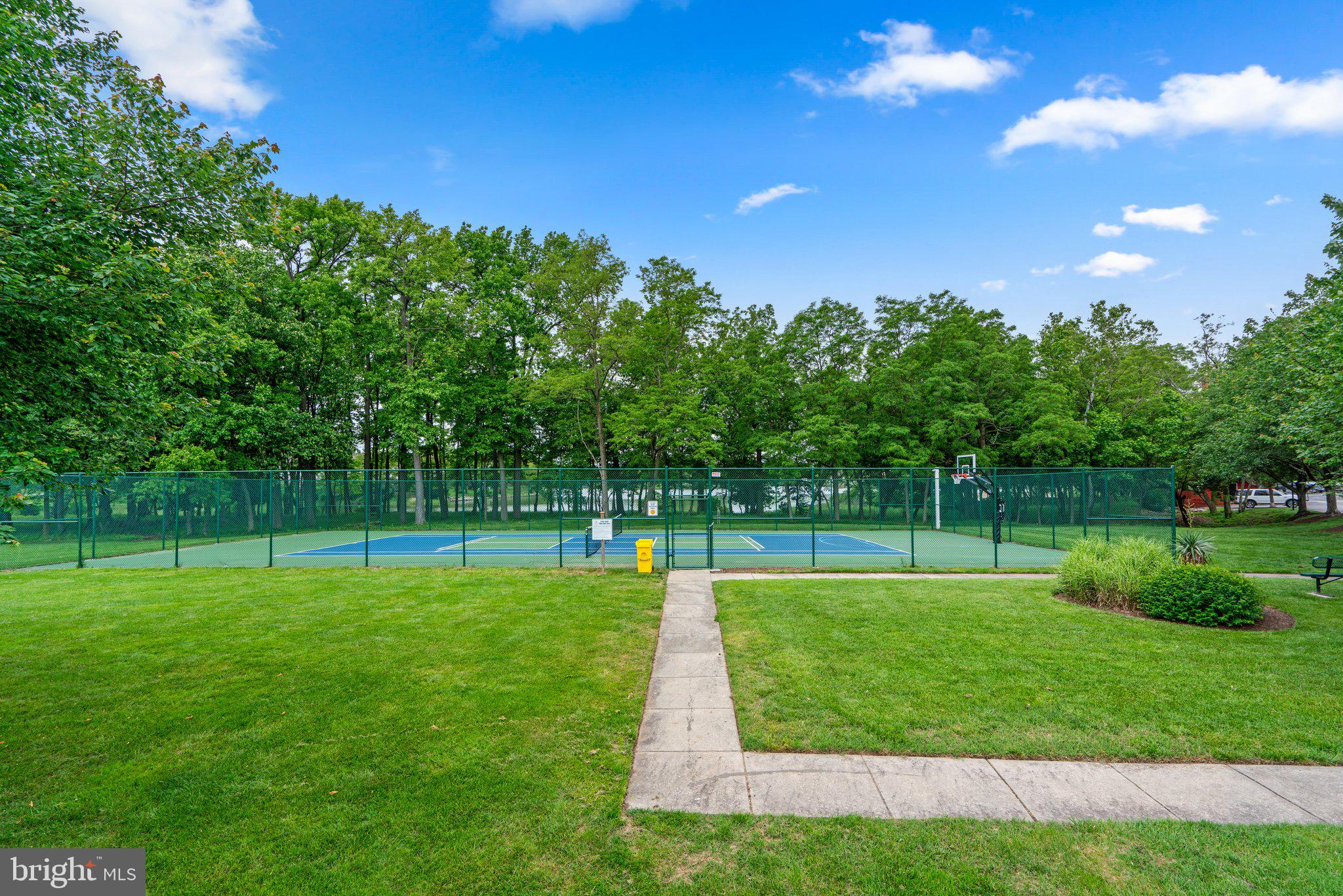 1351 Stoneleigh Ct