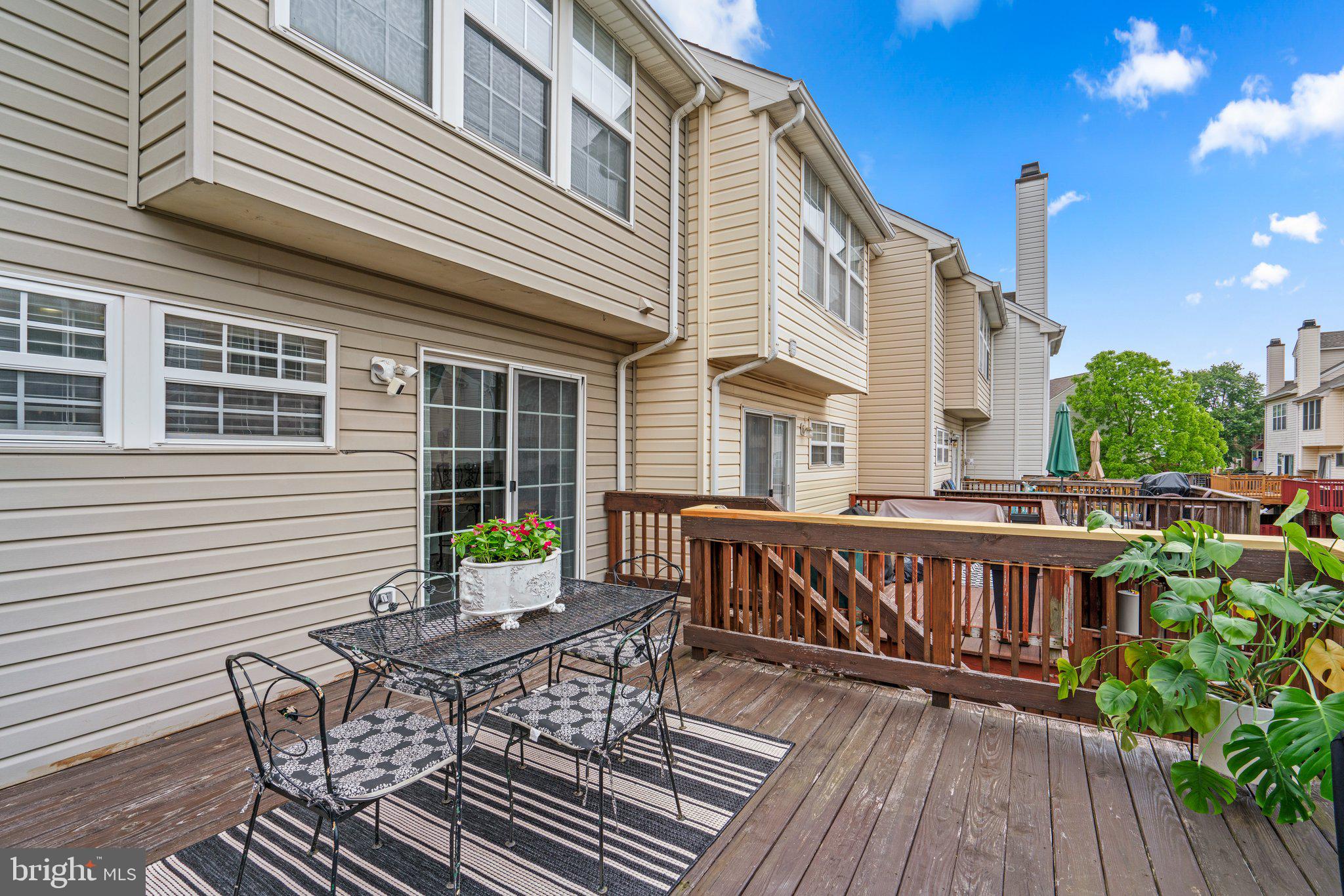 1351 Stoneleigh Ct