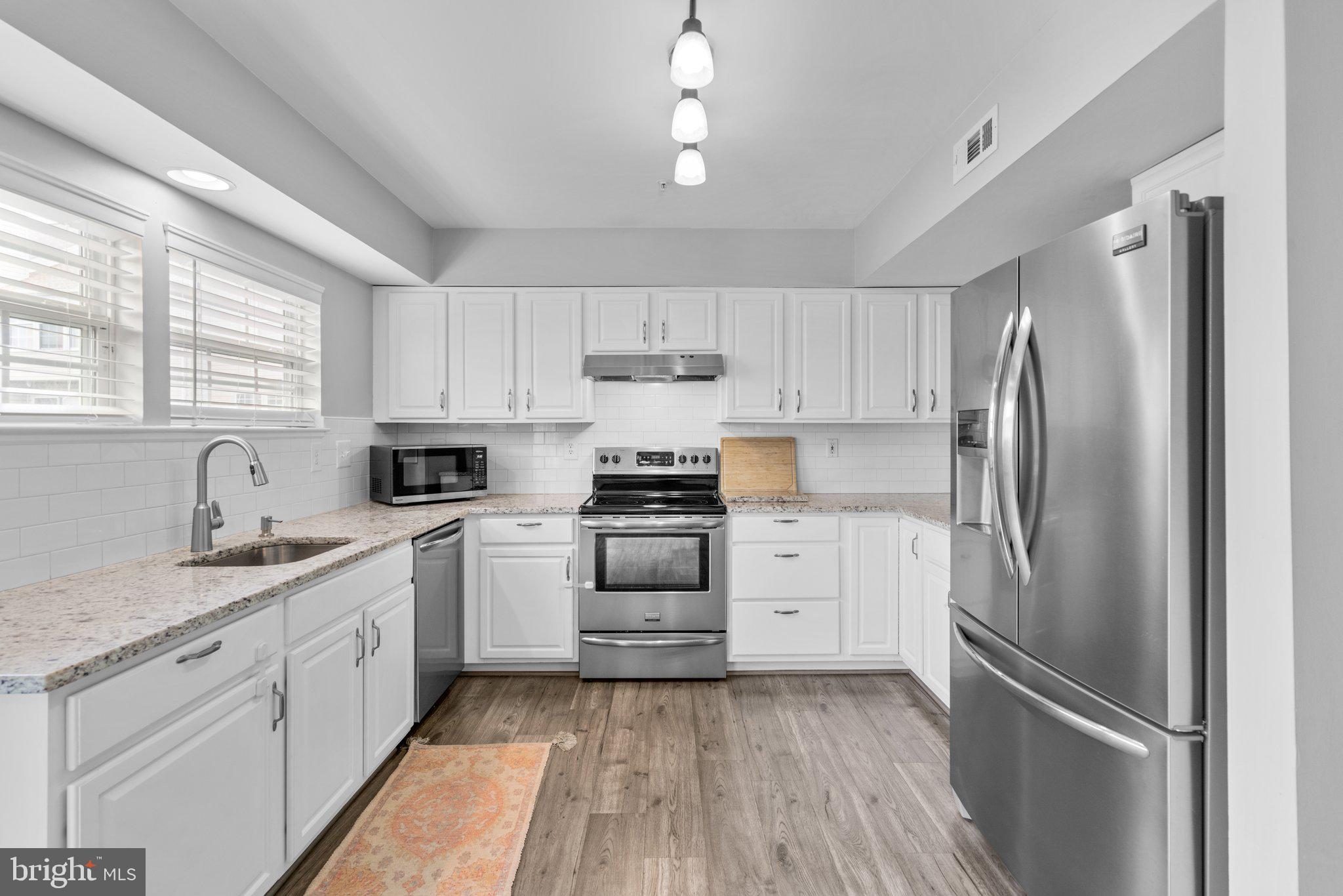 1351 Stoneleigh Ct