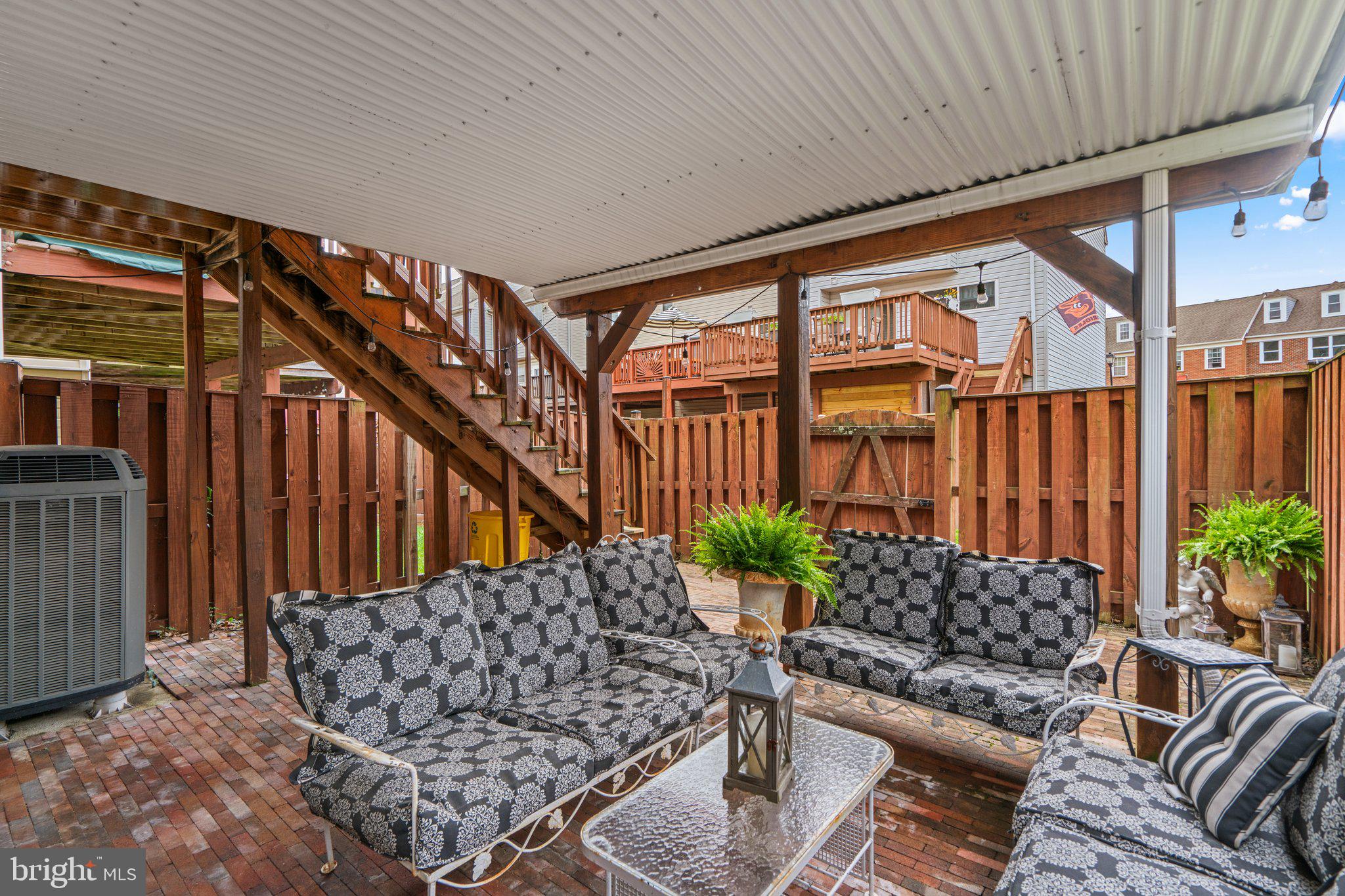 1351 Stoneleigh Ct