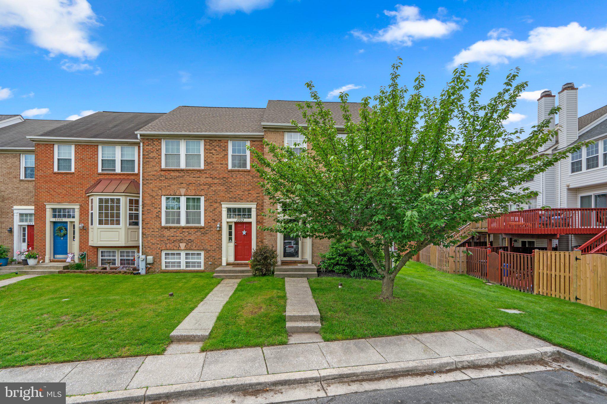 1351 Stoneleigh Ct