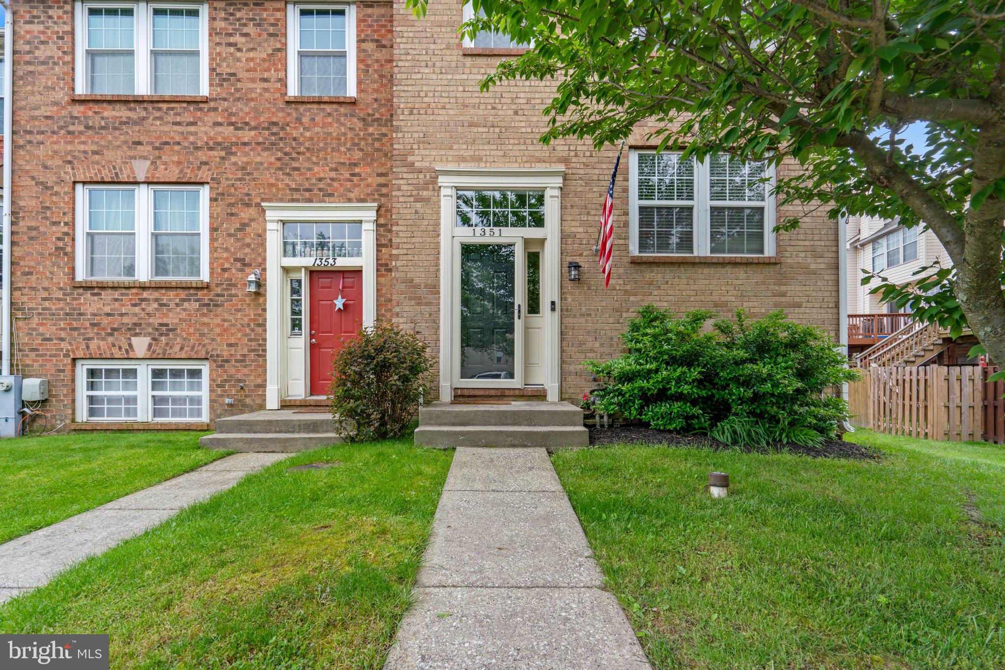 1351 Stoneleigh Ct