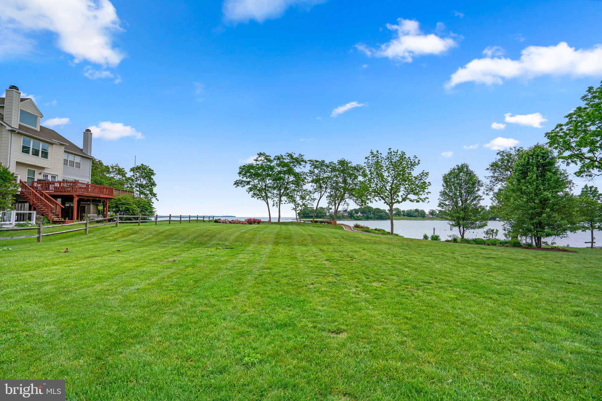 1351 Stoneleigh Ct