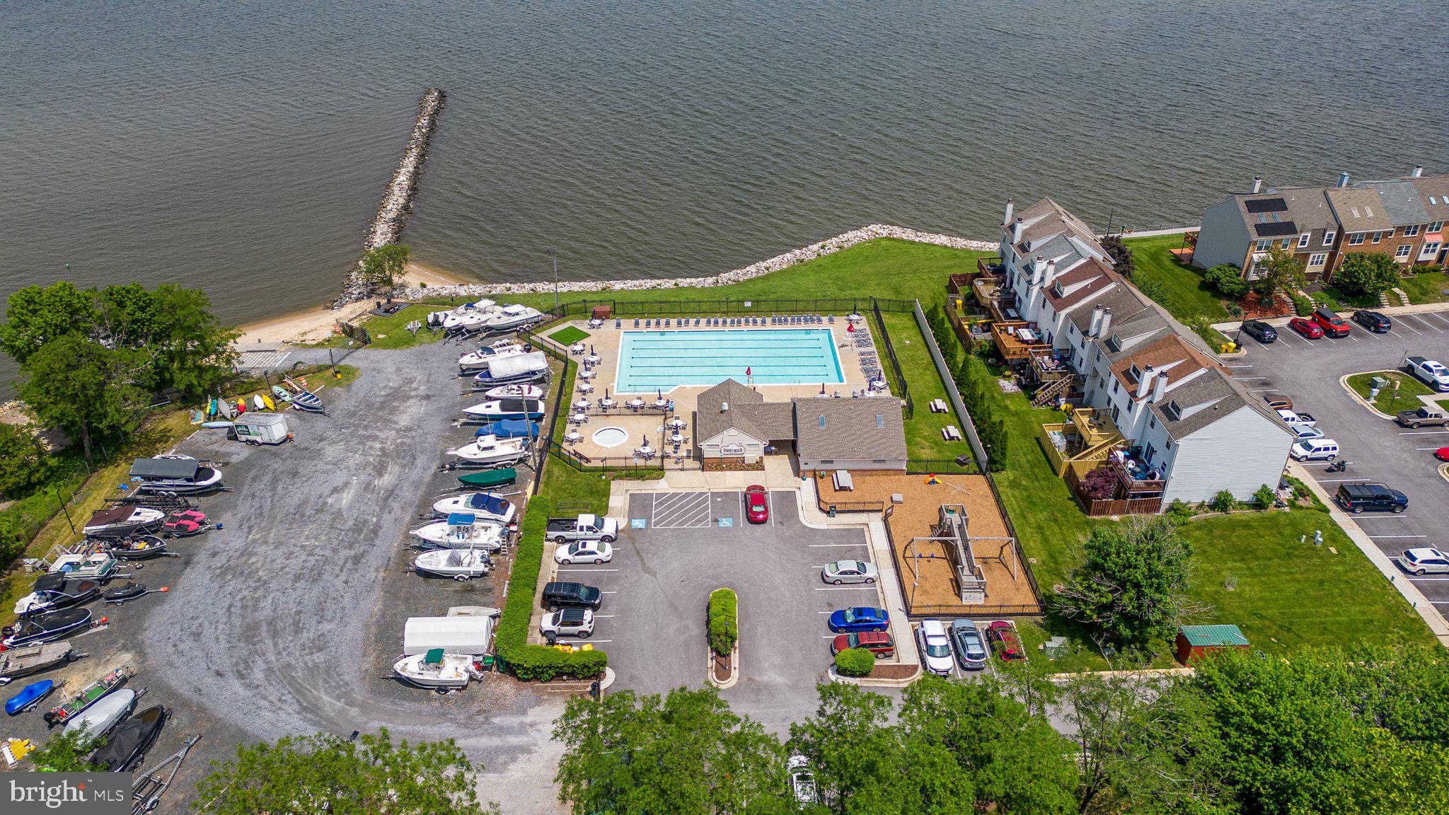 1351 Stoneleigh Ct