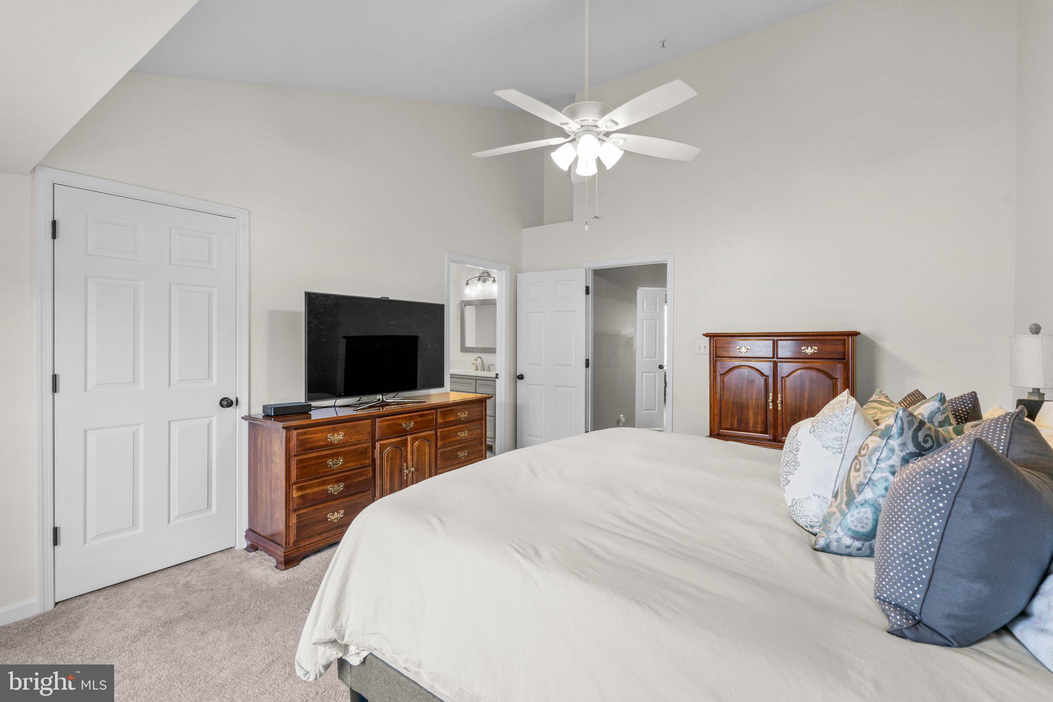 1351 Stoneleigh Ct