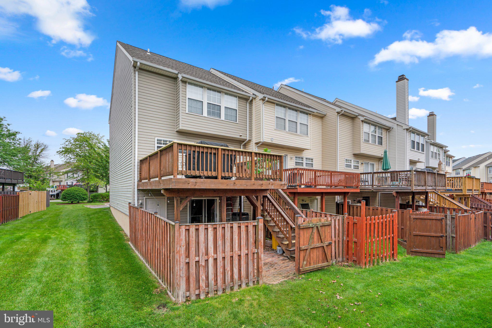 1351 Stoneleigh Ct