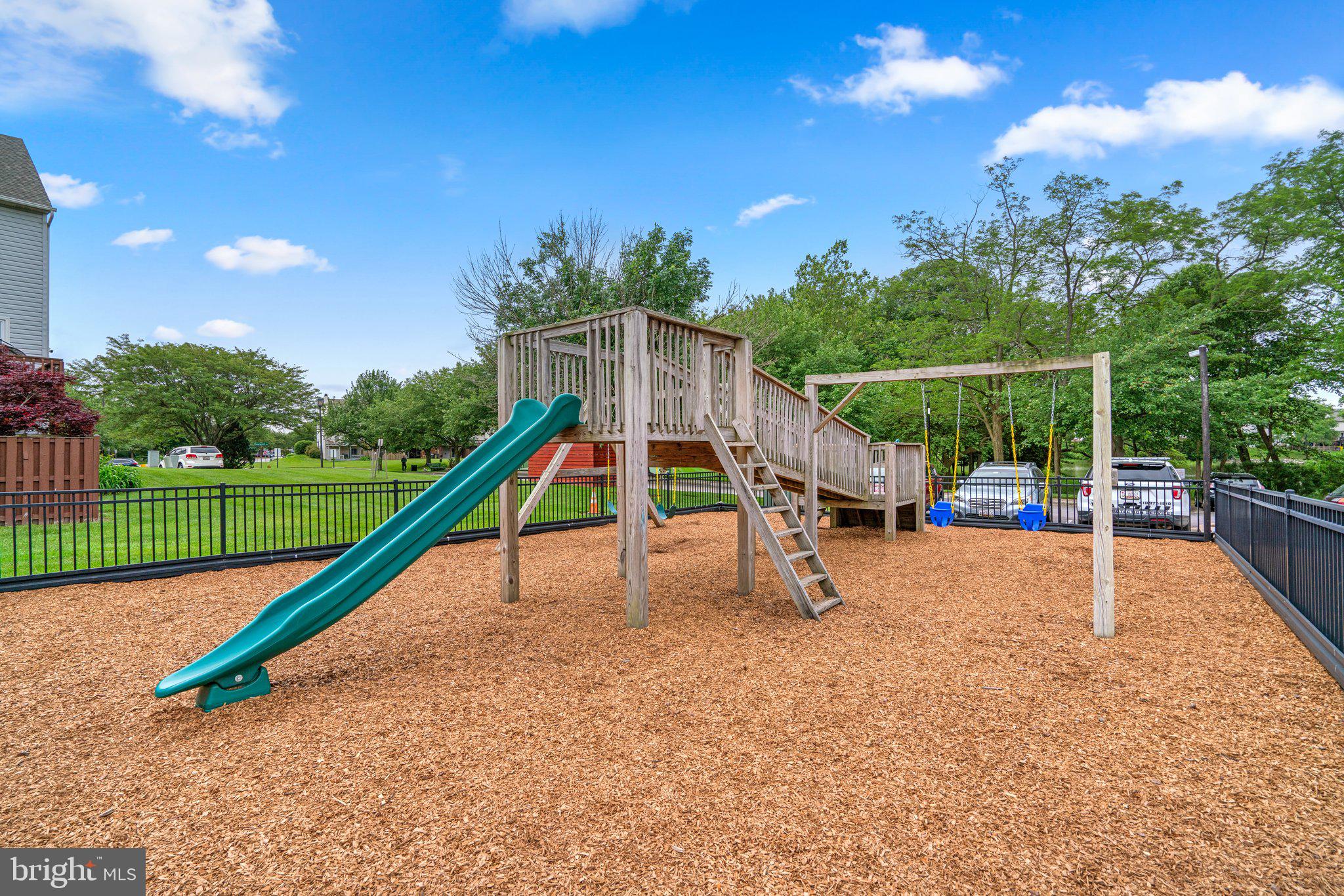 1351 Stoneleigh Ct