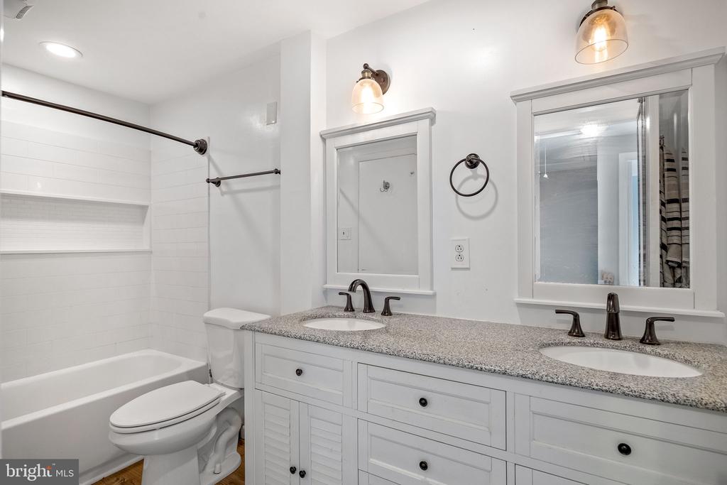 1195 ANNIS SQUAM HARBOUR