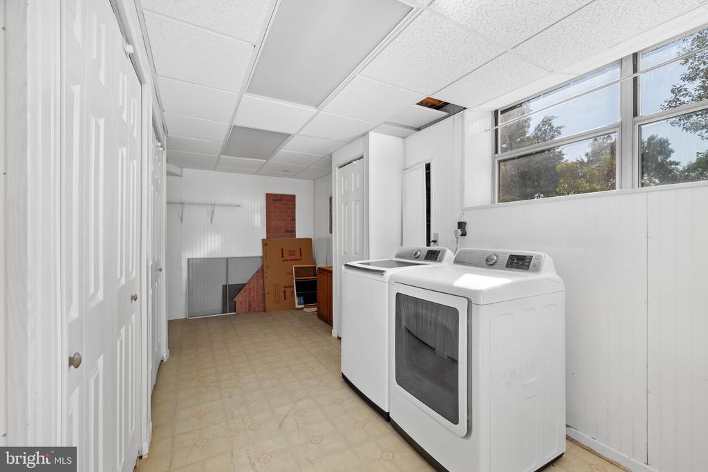 1195 ANNIS SQUAM HARBOUR