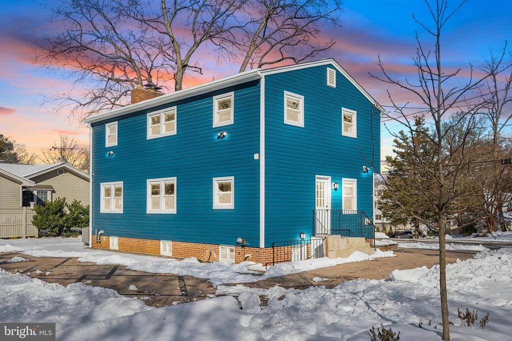 380 Dewey Dr