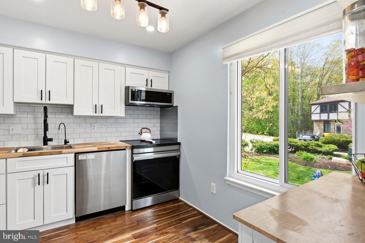 453 KNOTTWOOD COURT