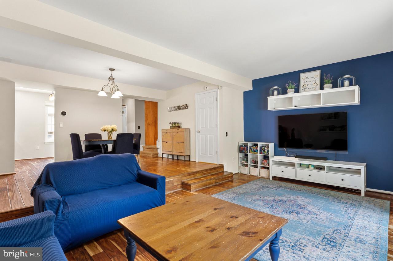 453 KNOTTWOOD COURT
