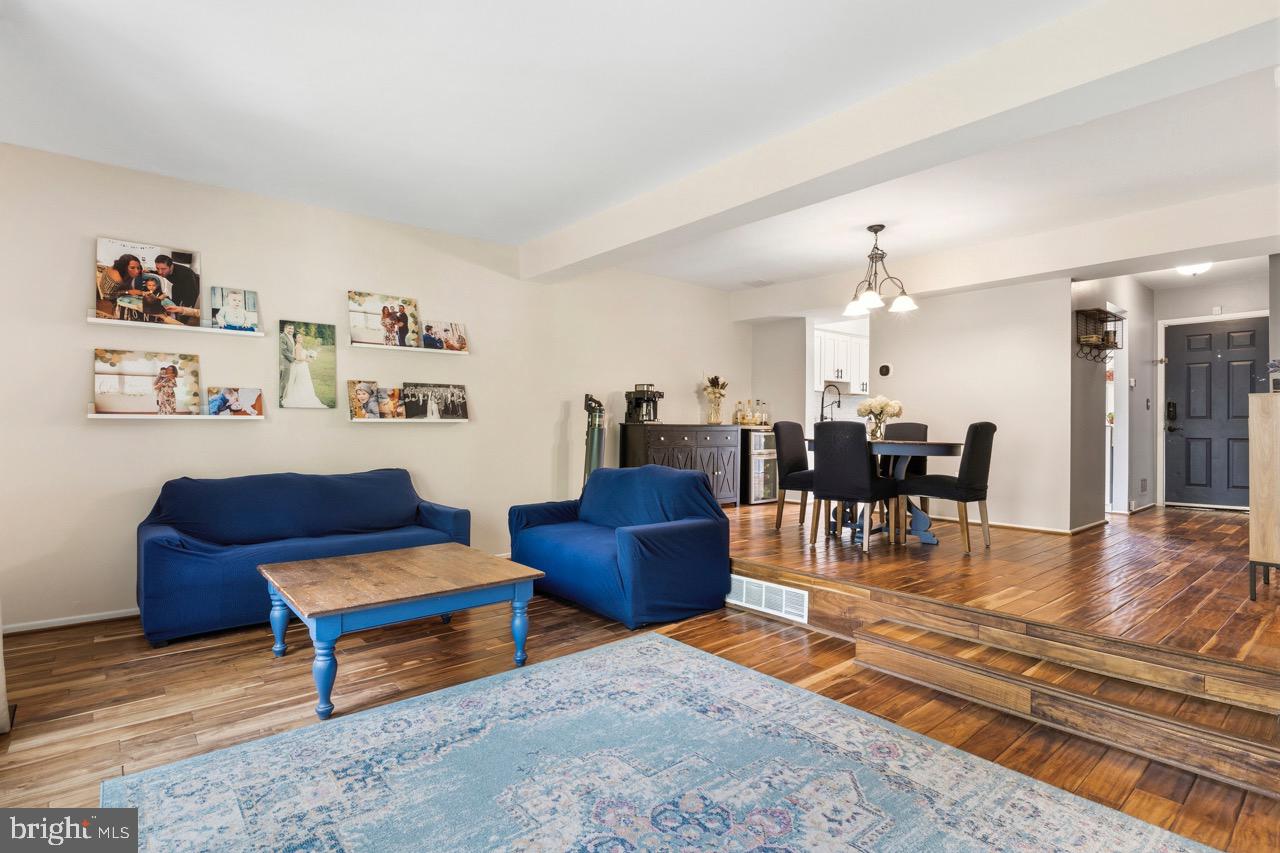 453 KNOTTWOOD COURT