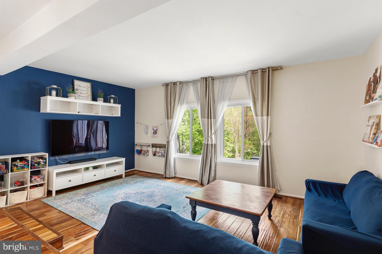 453 KNOTTWOOD COURT