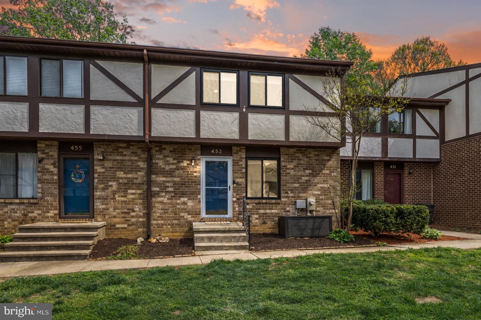 453 KNOTTWOOD COURT