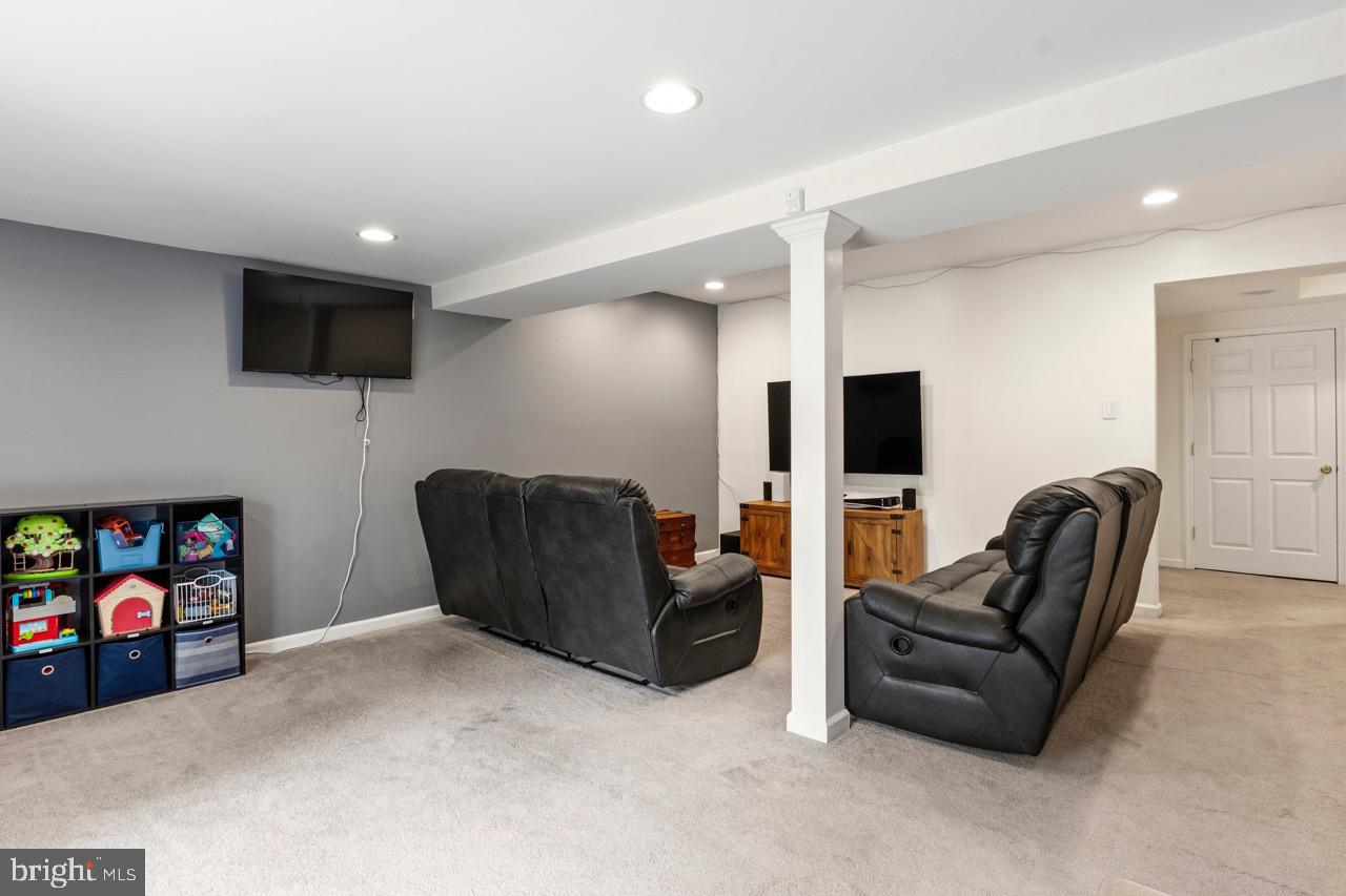 453 KNOTTWOOD COURT