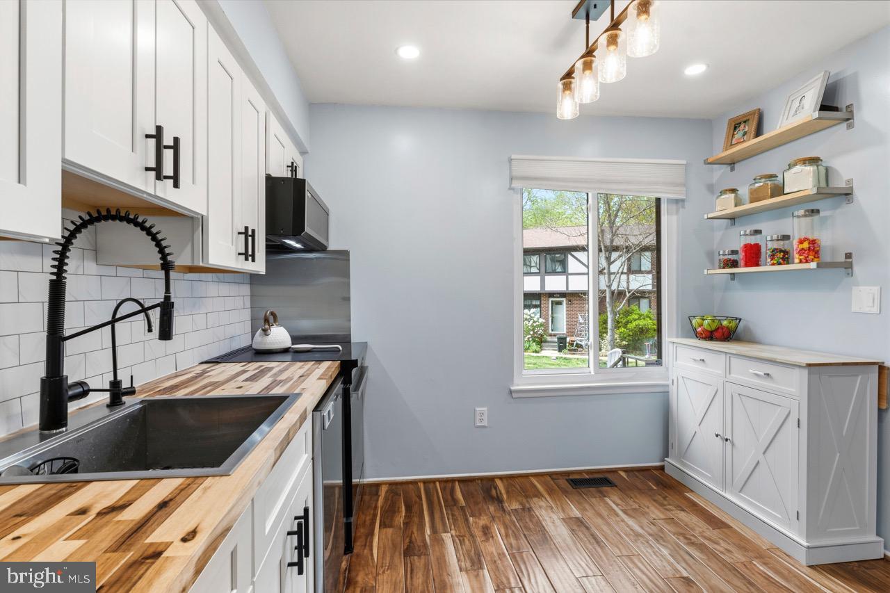 453 KNOTTWOOD COURT