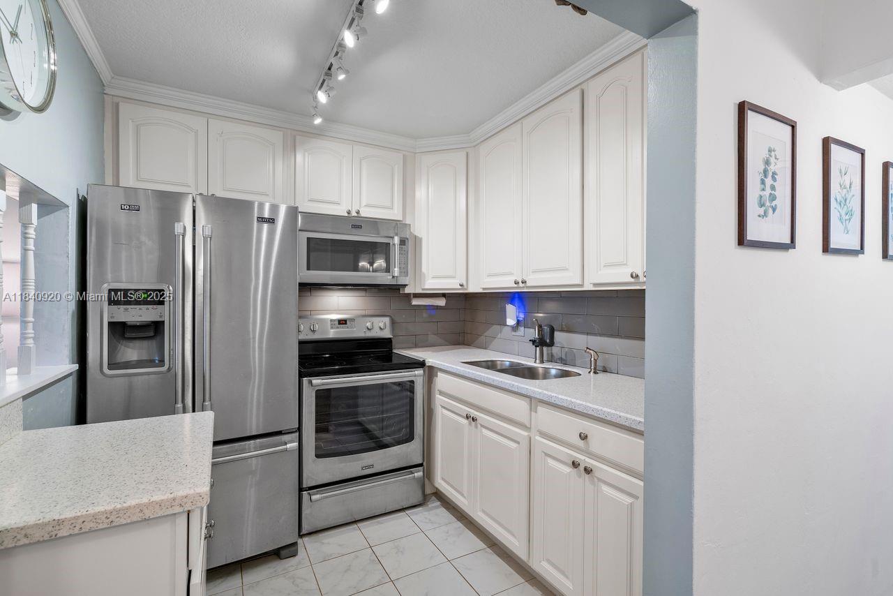 3360 Lake Osborne Dr # 104