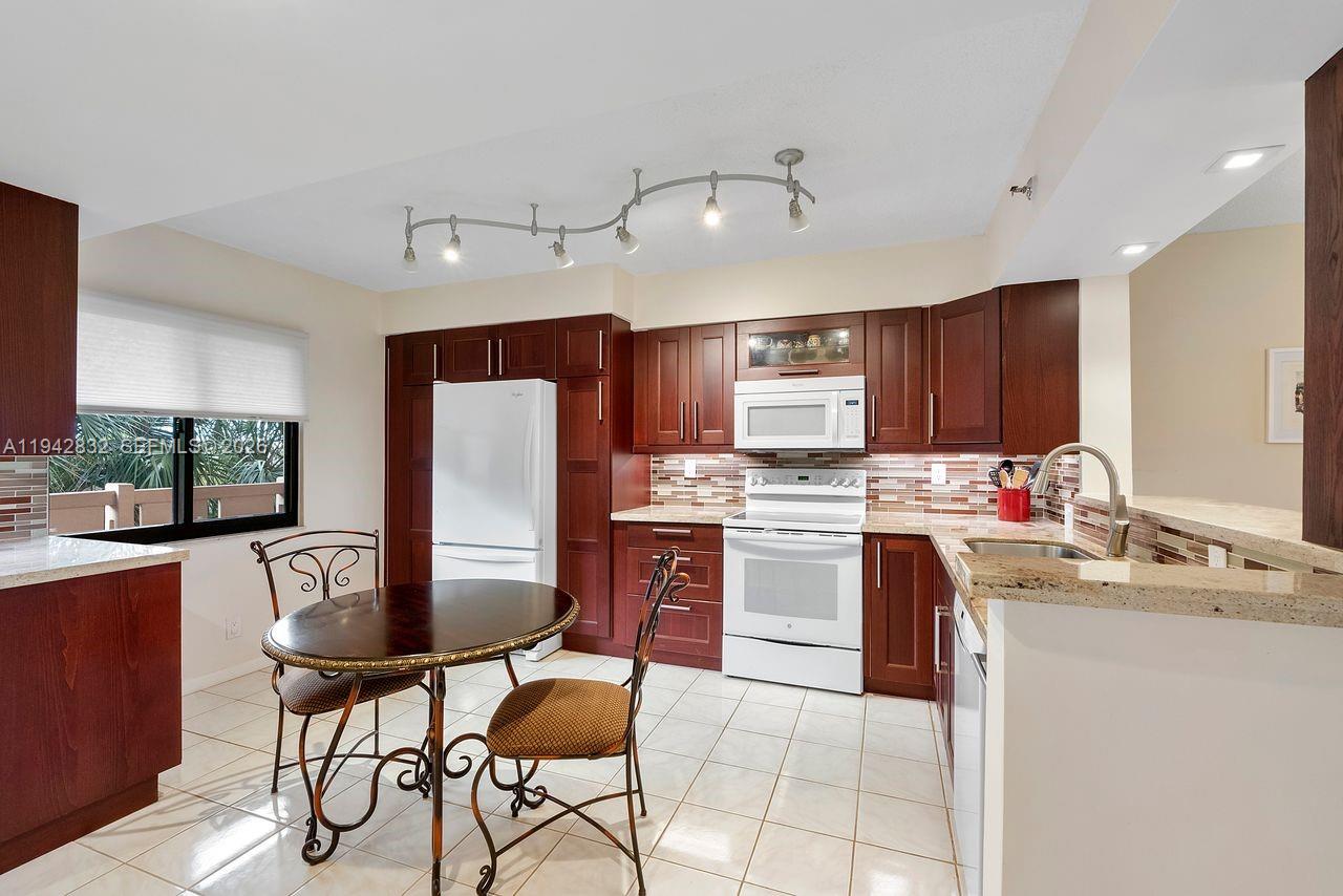 2200 S Cypress Bend Dr # 406