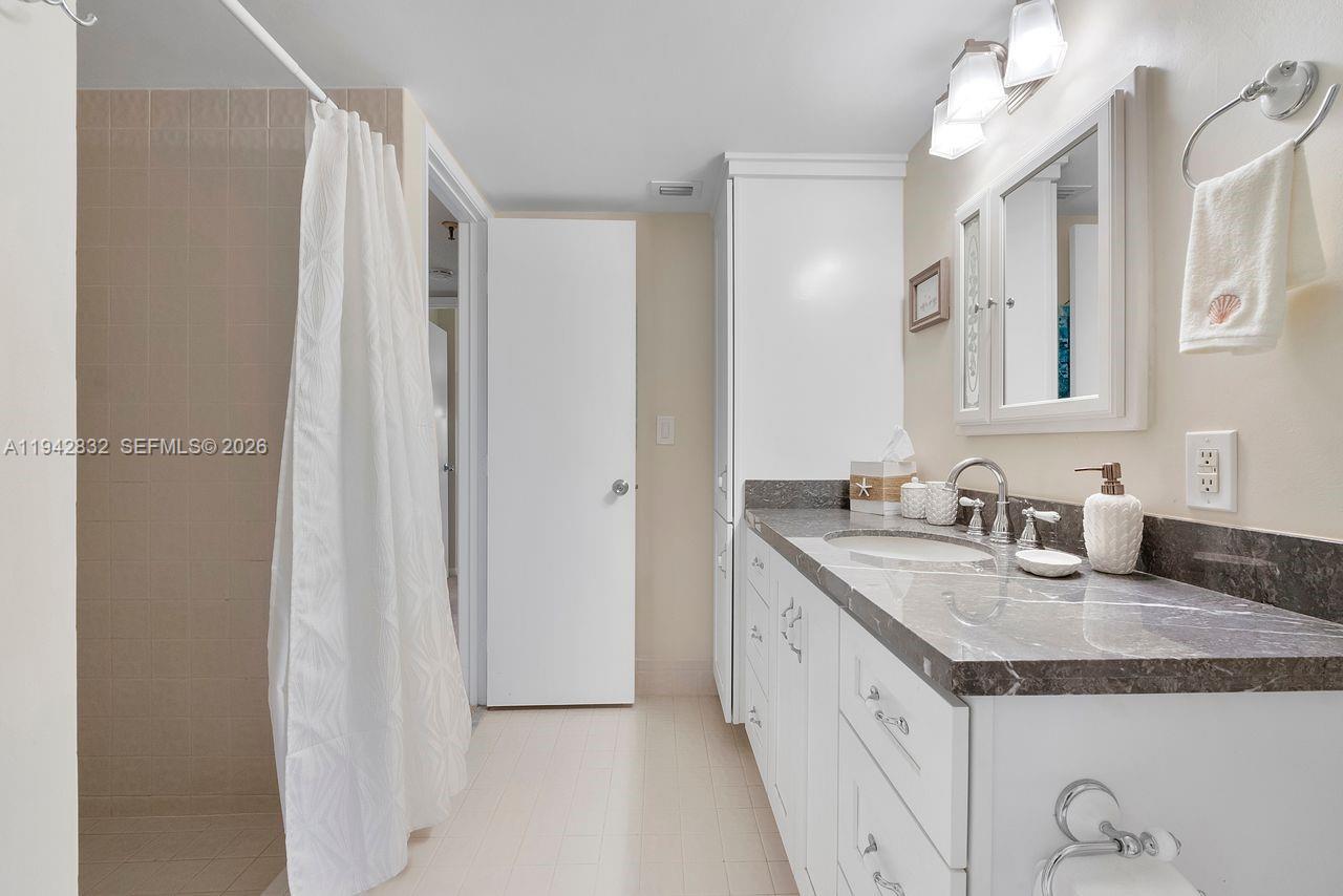 2200 S Cypress Bend Dr # 406