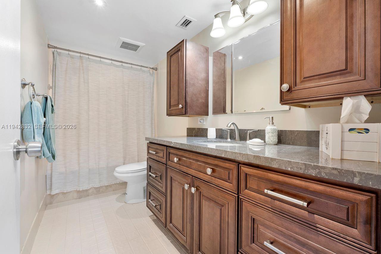 2200 S Cypress Bend Dr # 406