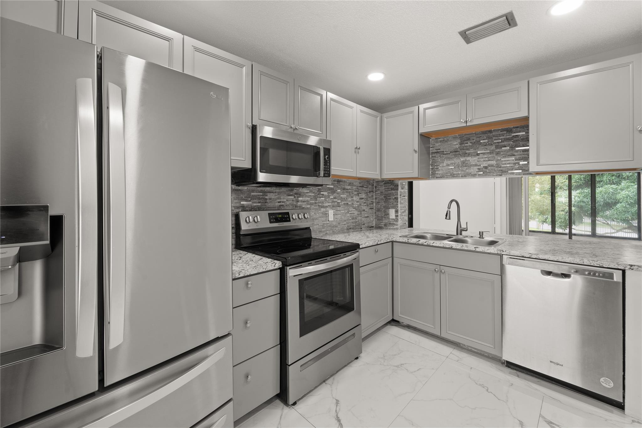 207 Lake Pointe Dr 203