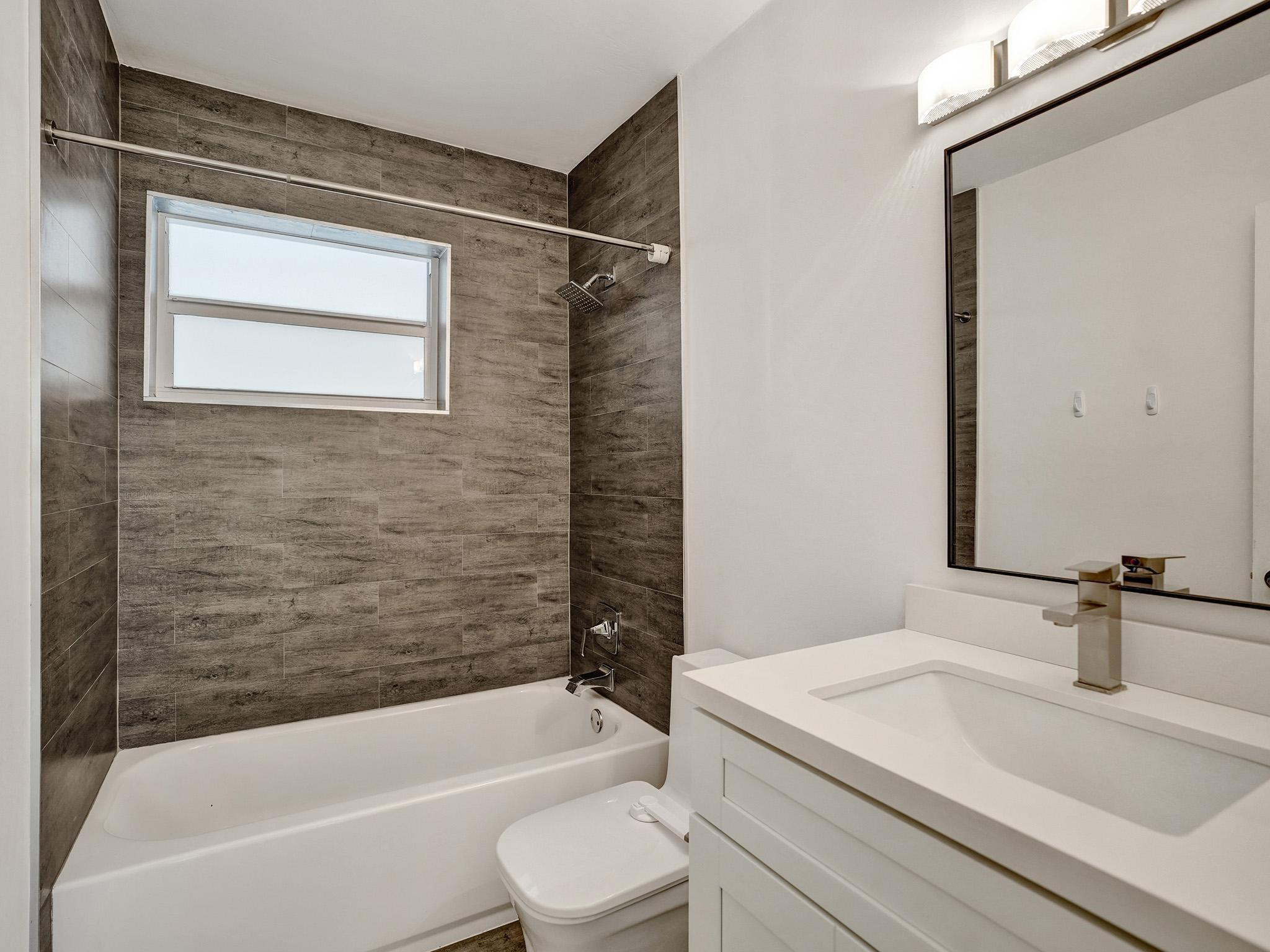 220 NW 36th St