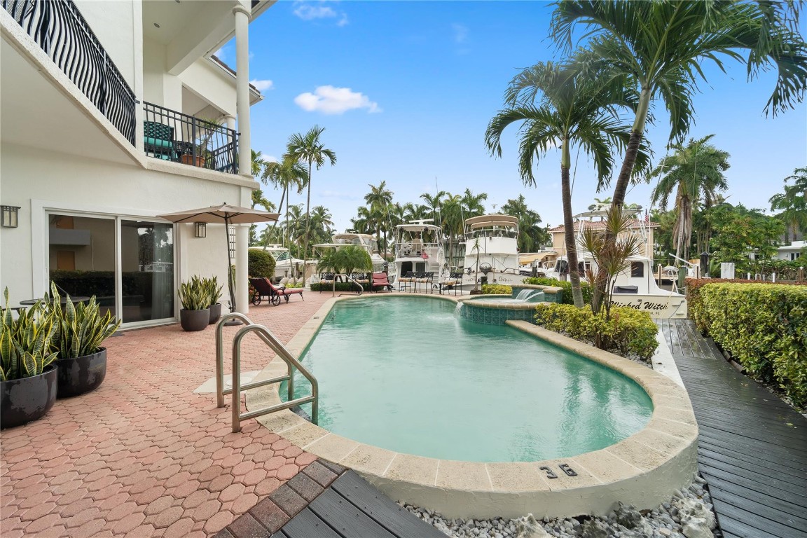 70 Isle Of Venice Dr 102