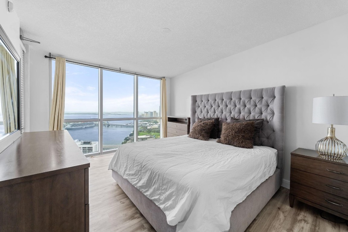 1750 N Bayshore Dr 5402