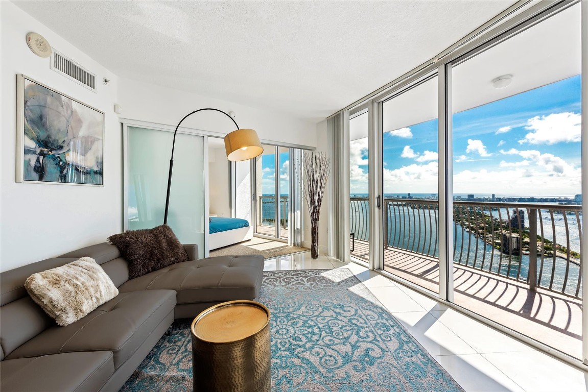 1750 N Bayshore Dr 5402