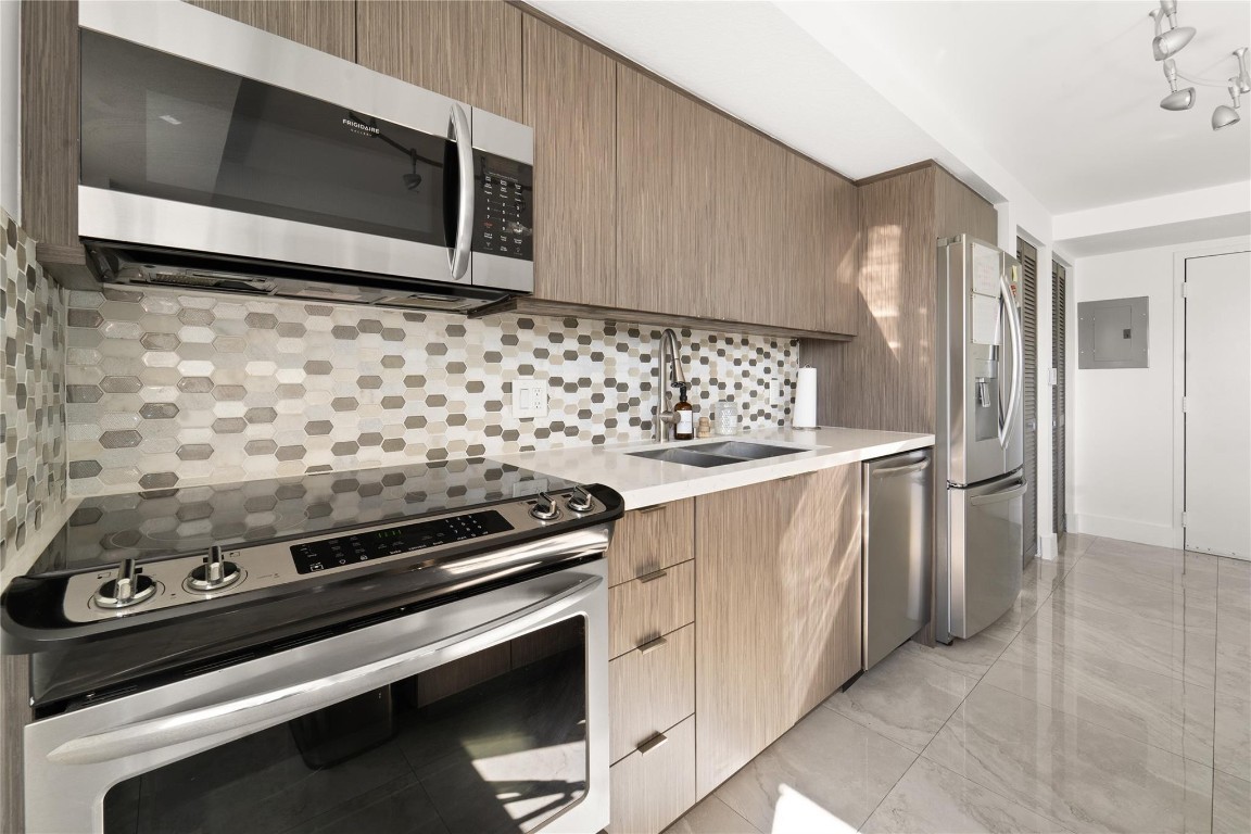 7600 Collins Ave 902