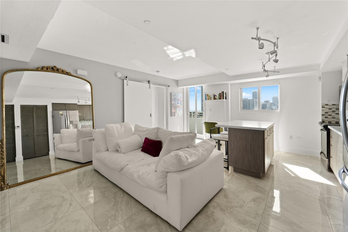 7600 Collins Ave 902