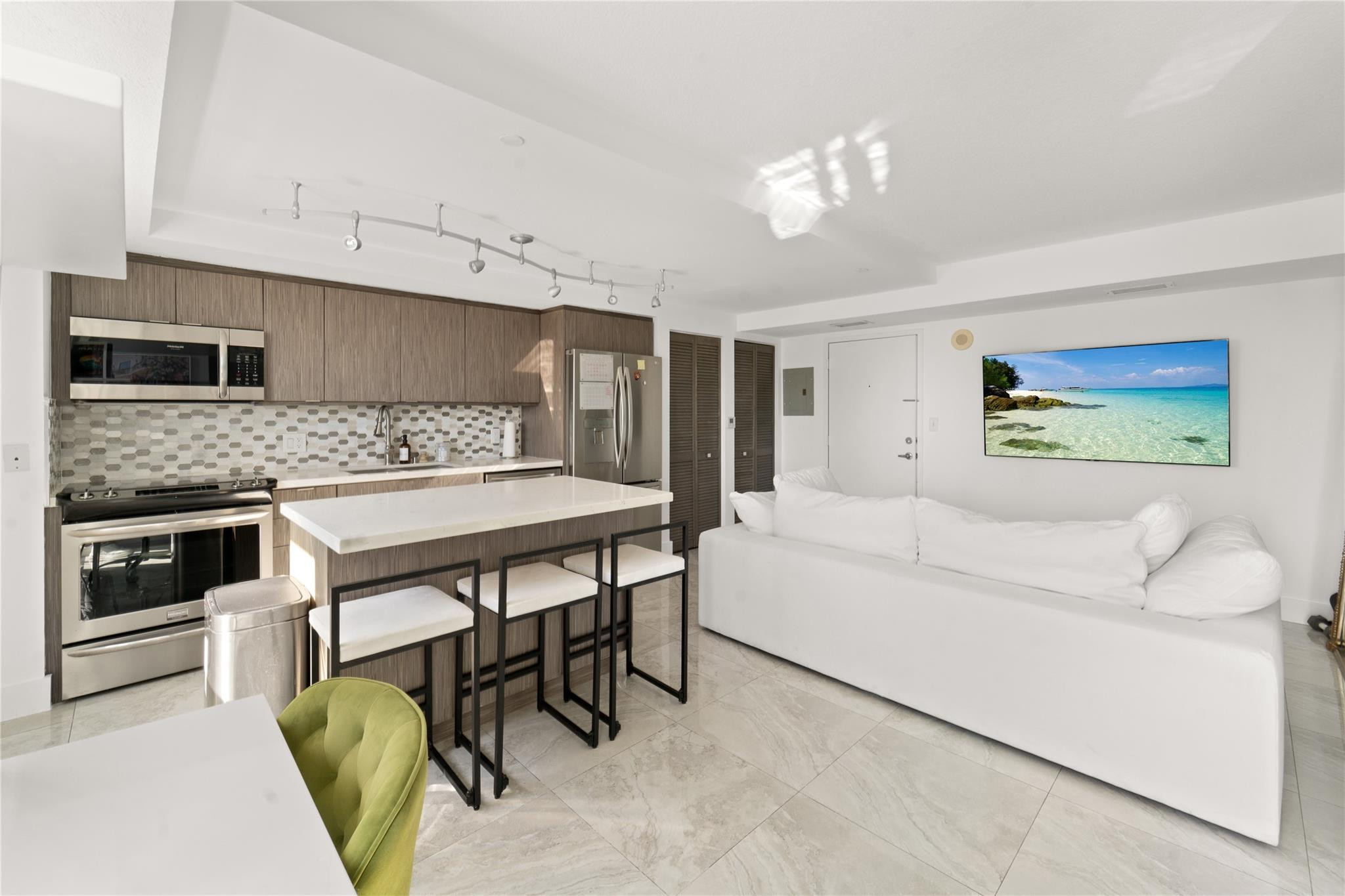 7600 Collins Ave 902