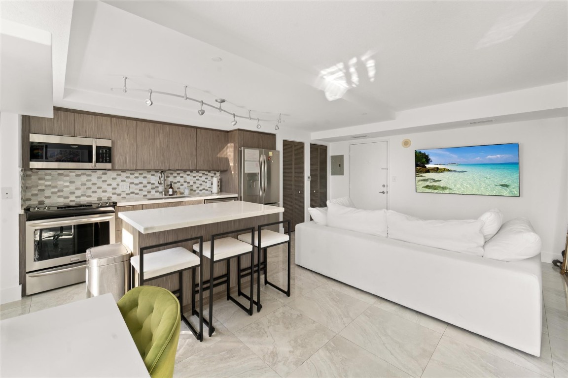 7600 Collins Ave 902