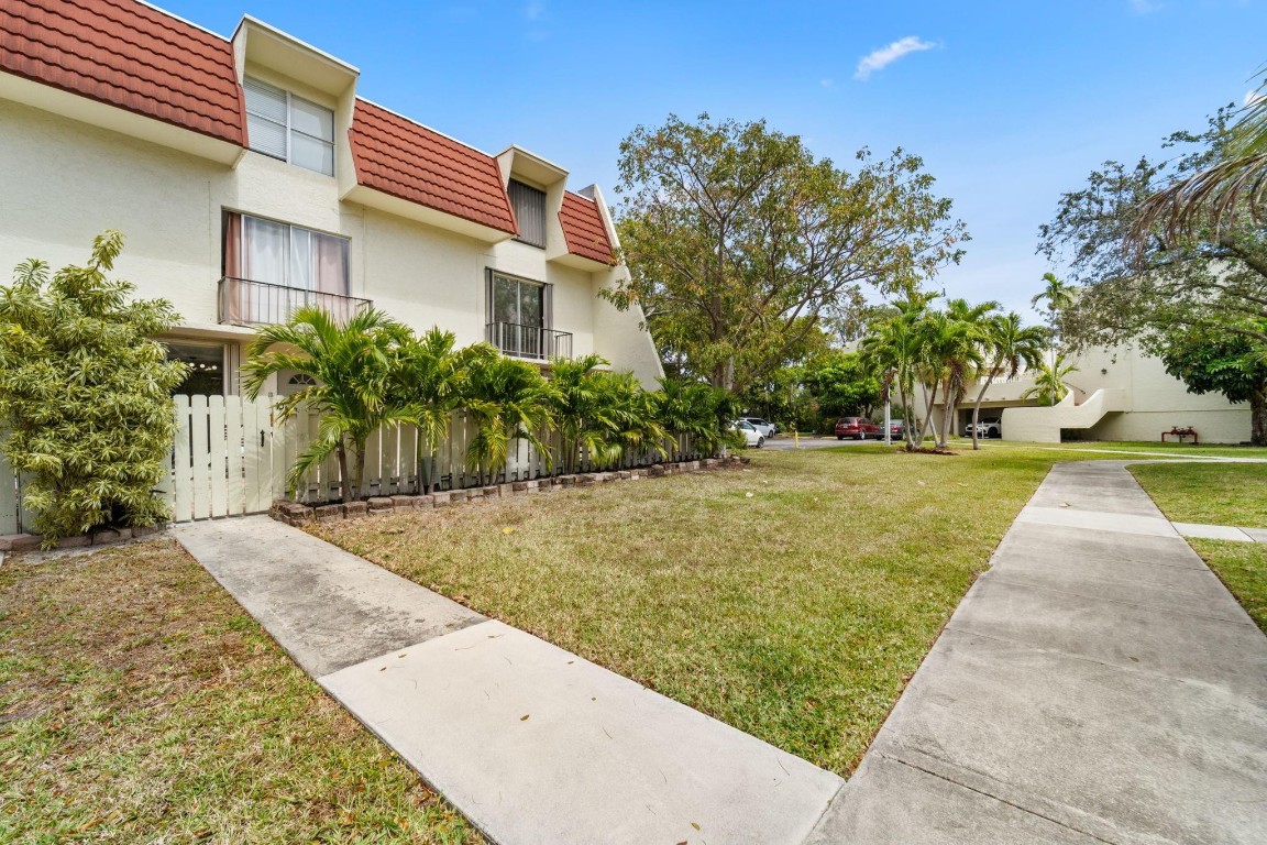 1655 NE 115th St 10B