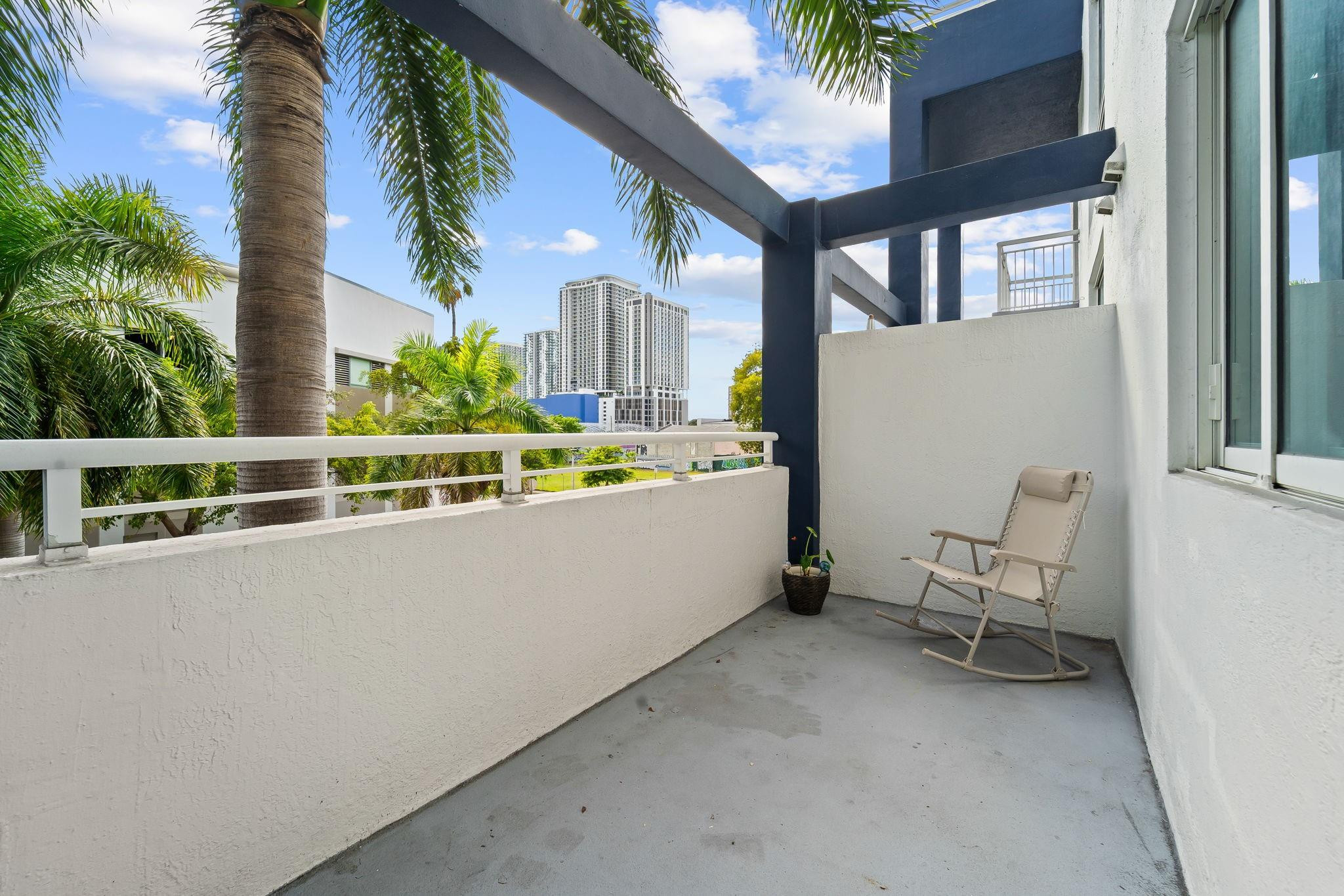 275 NE 18 ST 202