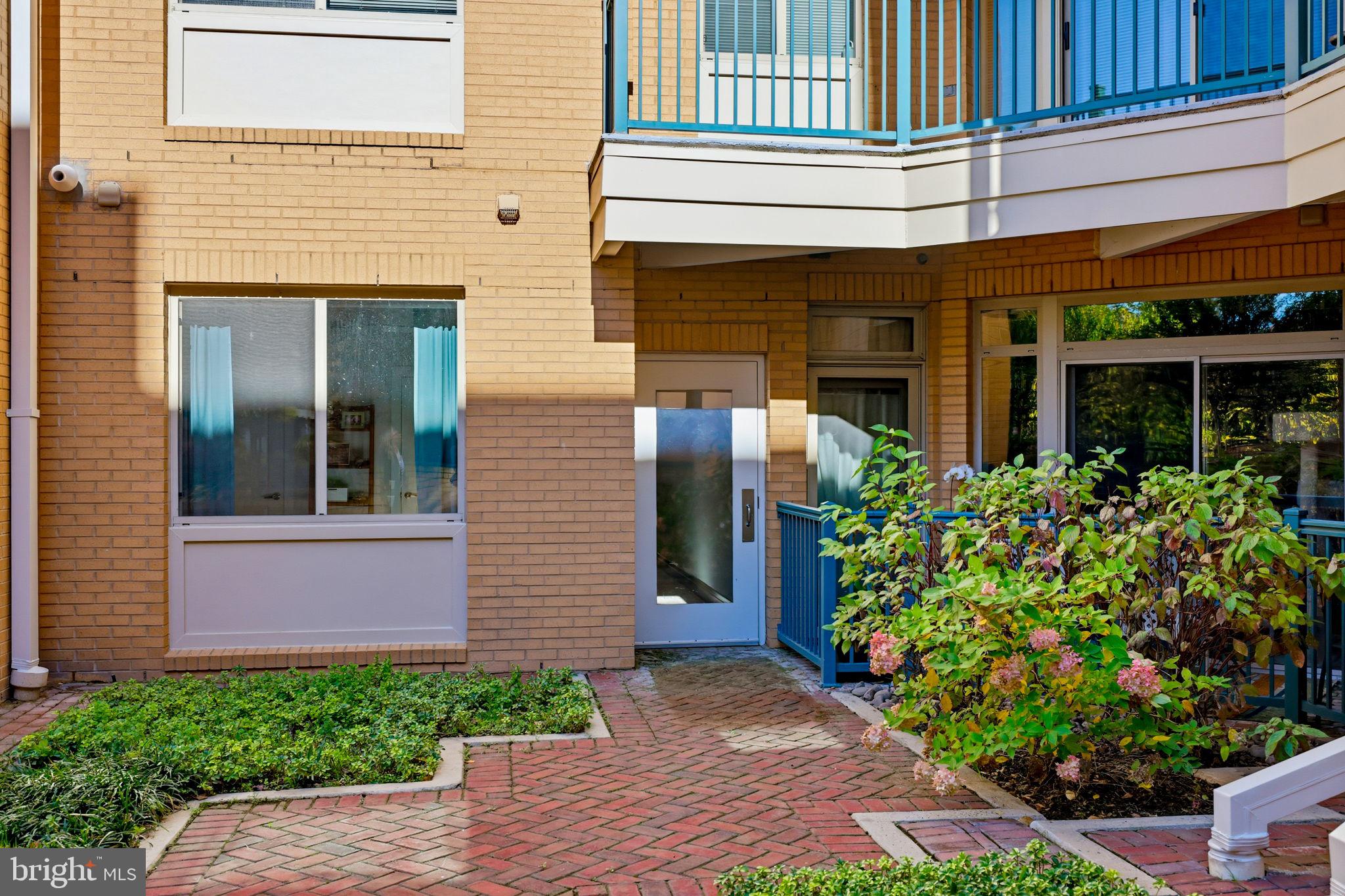 2200 N WESTMORELAND STREET 202