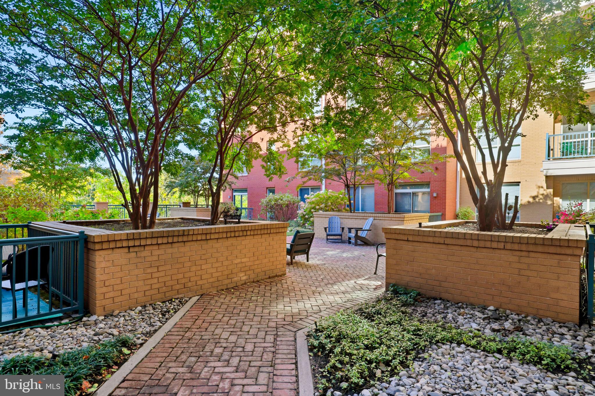 2200 N WESTMORELAND STREET 202