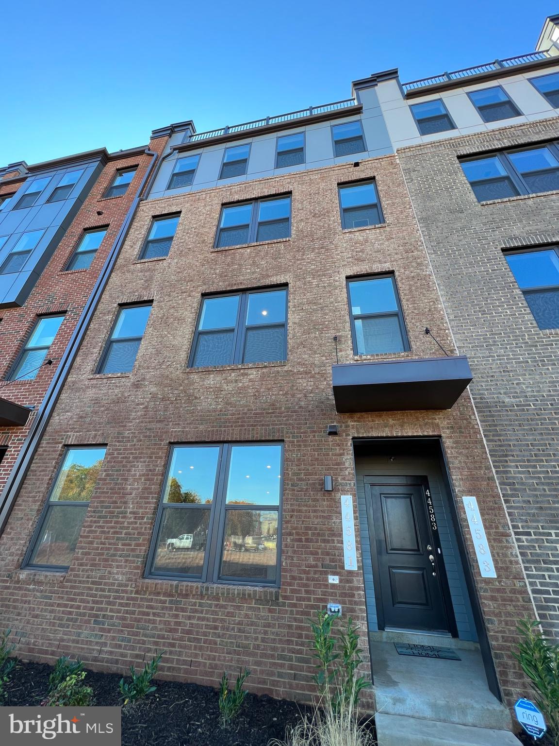 44581 WOLFHOUND SQUARE