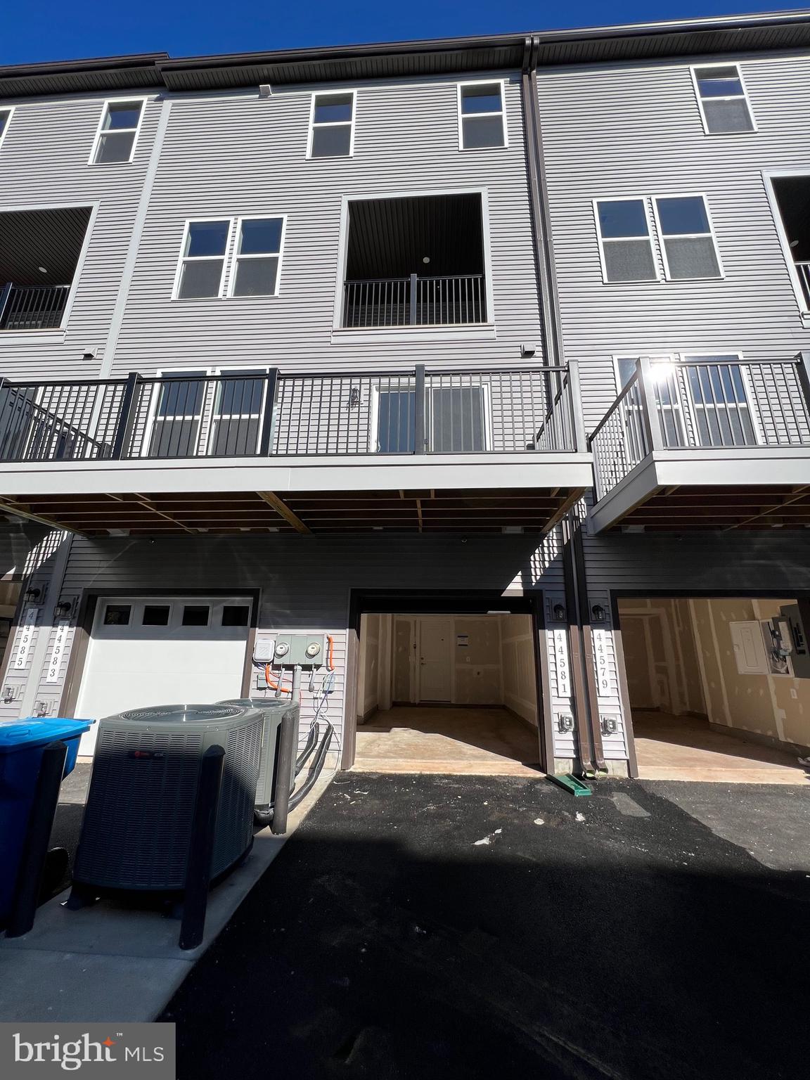 44581 WOLFHOUND SQUARE