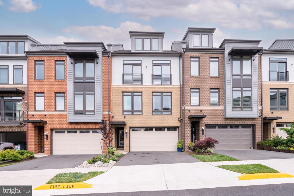 1521 RIBBON LIMESTONE TERRACE SE