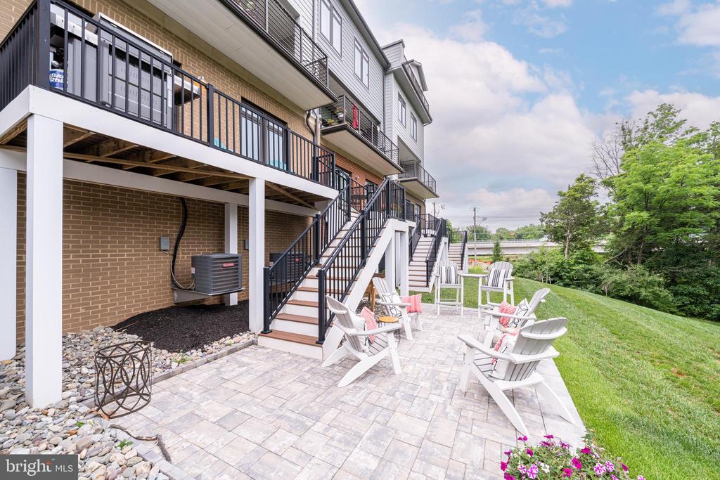 1521 RIBBON LIMESTONE TERRACE SE
