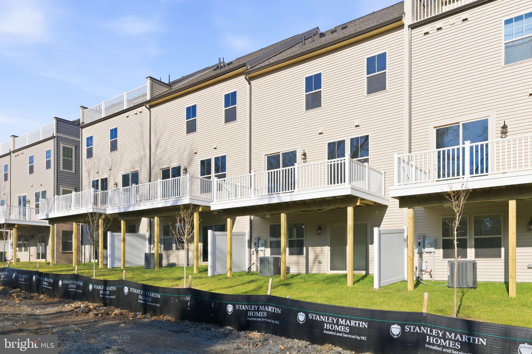 1017 VENIFENA TERRACE SE