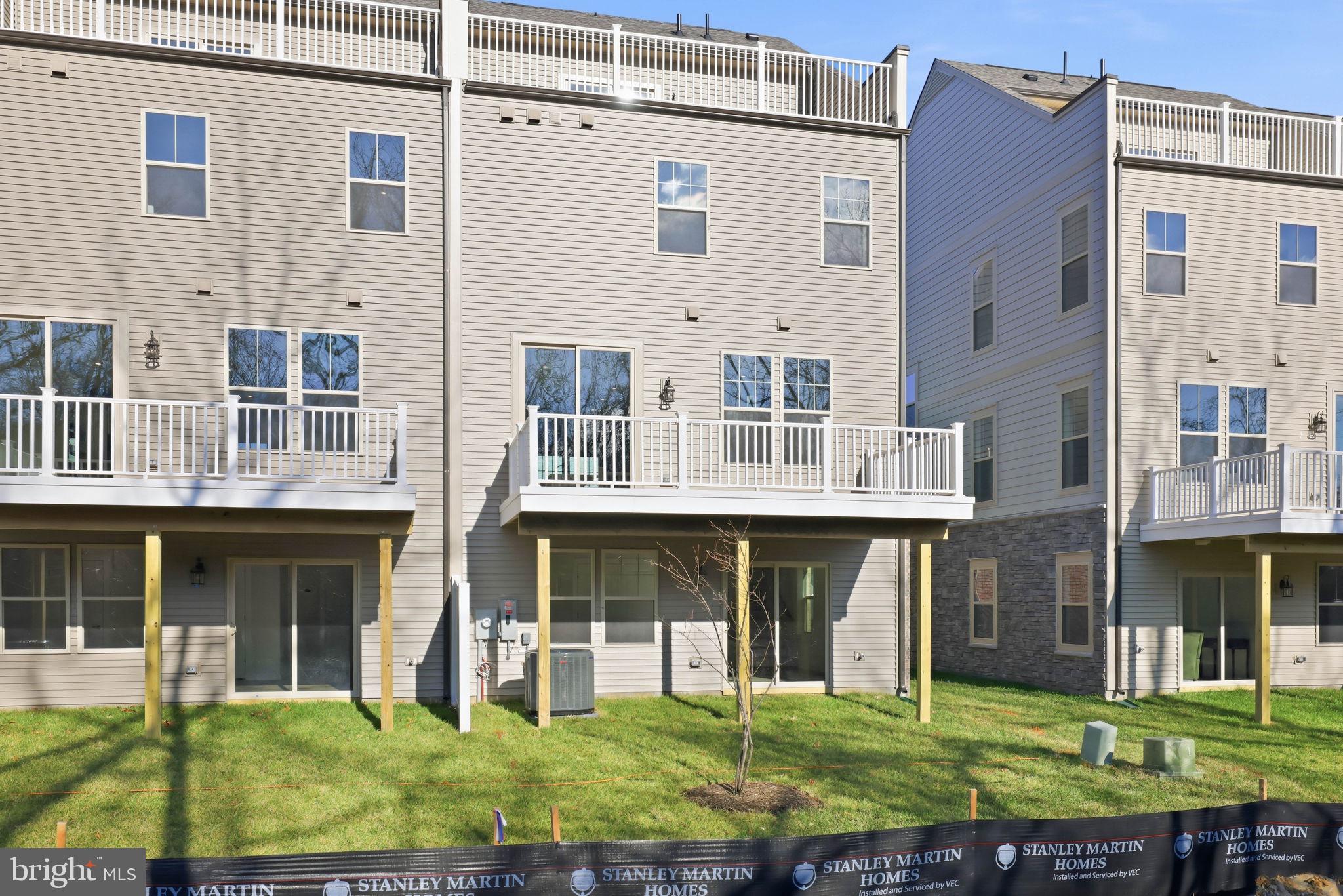 1011 VENIFENA TERRACE SE